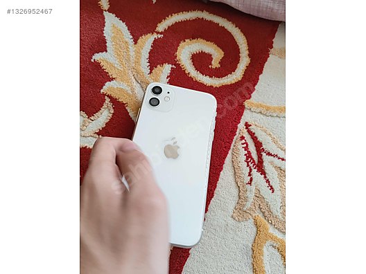 Apple / iPhone 11 / İphone 11 kasa10/8 kenarlarında ufak vuruk var