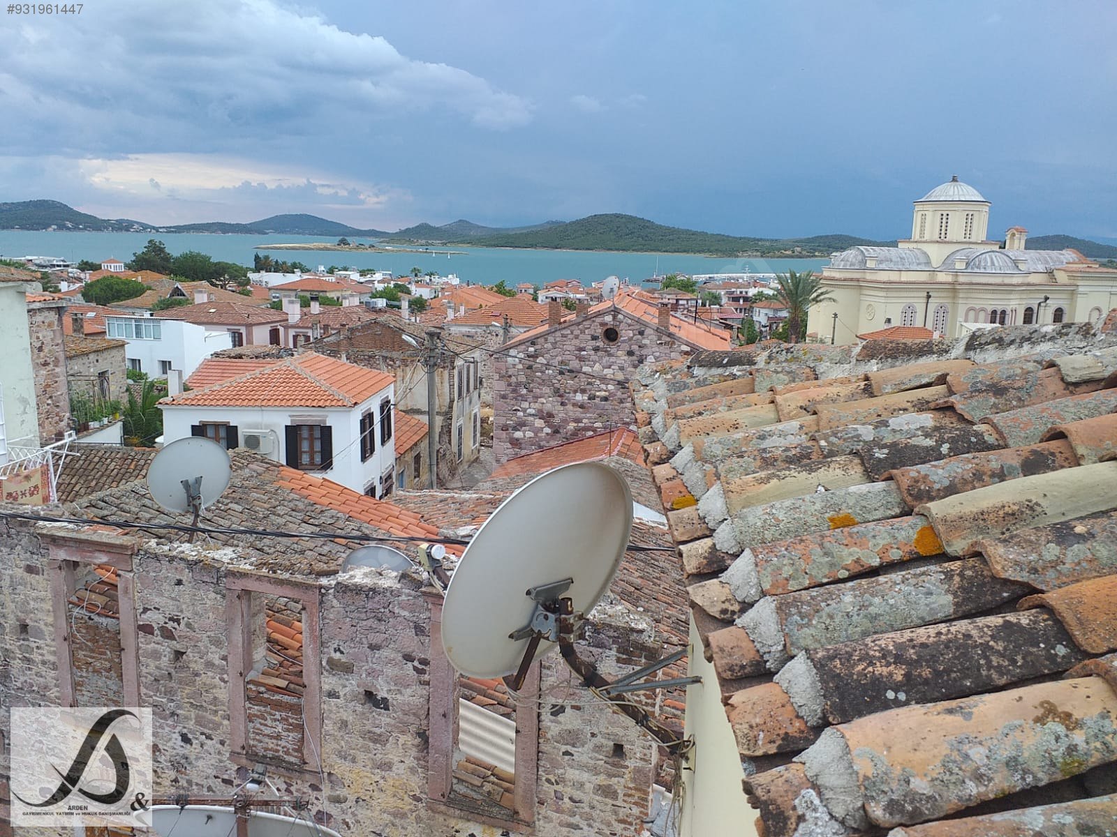 Ayvalık Cunda Merkezde Butik Otel olamaya uygun 3 katlı Rum evi