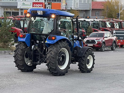 Machinery / Agricultural Machines / Tractors / New Holland / T4.70S