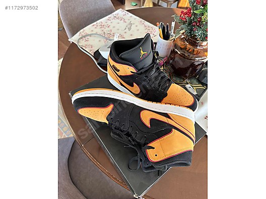 Air jordan 1 mid black orange hotsell