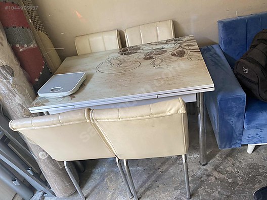 Ev eşyası dizilir 1044975537