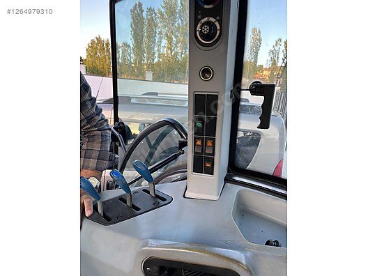 Machinery / Agricultural Machines / Tractors / New Holland / TD90D