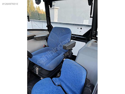 Machinery / Agricultural Machines / Tractors / New Holland / TD90D