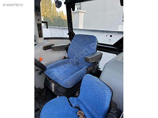 Machinery / Agricultural Machines / Tractors / New Holland / TD90D