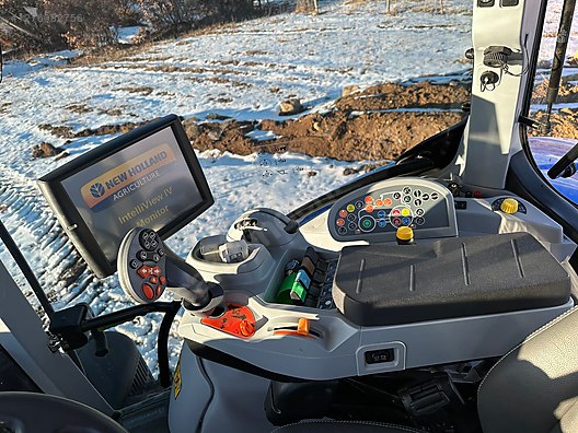 Machinery / Agricultural Machines / Tractors / New Holland / T7.230