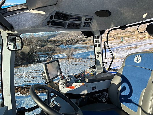 Machinery / Agricultural Machines / Tractors / New Holland / T7.230