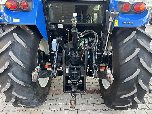 Machinery / Agricultural Machines / Tractors / New Holland / TD90D