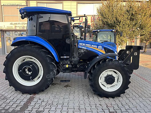 Machinery / Agricultural Machines / Tractors / New Holland / TD90D