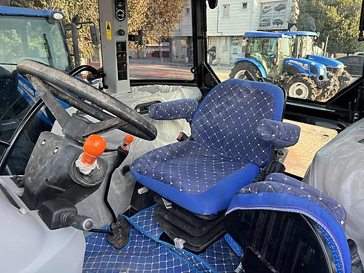 Machinery / Agricultural Machines / Tractors / New Holland / TD90D