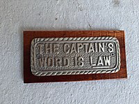 KAPTANIN SÖZÜ KANUNDUR YAZILI PİRİNÇ PLAKET