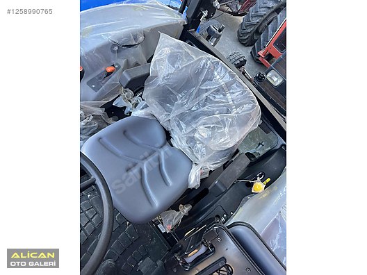 Machinery / Agricultural Machines / Tractors / New Holland / T4.75S