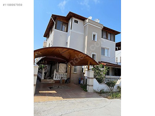 Arsuz Karaağaç'ta Denize sıfır sitede satılık villa #1188997959